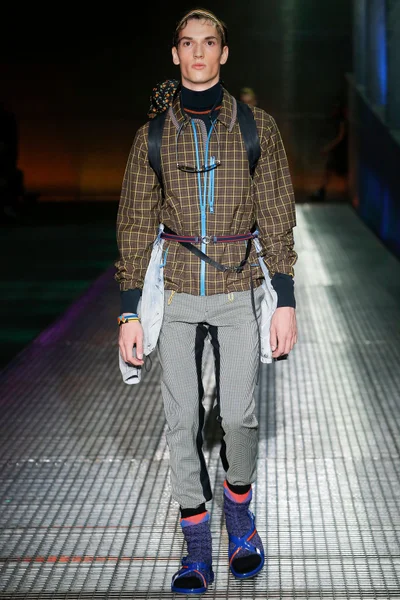 Look 16